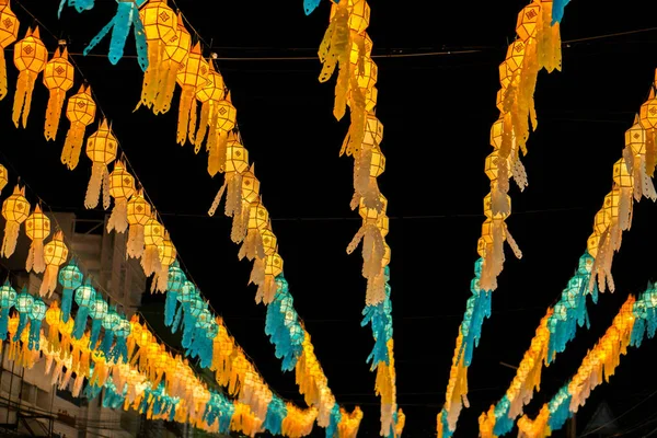 ランタンフェスティバルエリアを飾るタイのLannaスタイルの紙ハンギングランプ — ストック写真