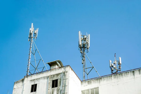 Communicatietoren Met Antennes Bovenkant Van Het Gebouw Helderblauwe Lucht Achtergrond — Stockfoto