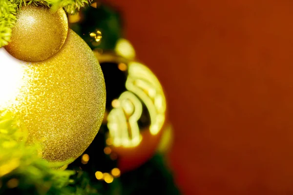 Zbliżenie Złote Kulki Świąteczne Ozdobione Sosny Boże Narodzenie Czerwone Tło — Zdjęcie stockowe