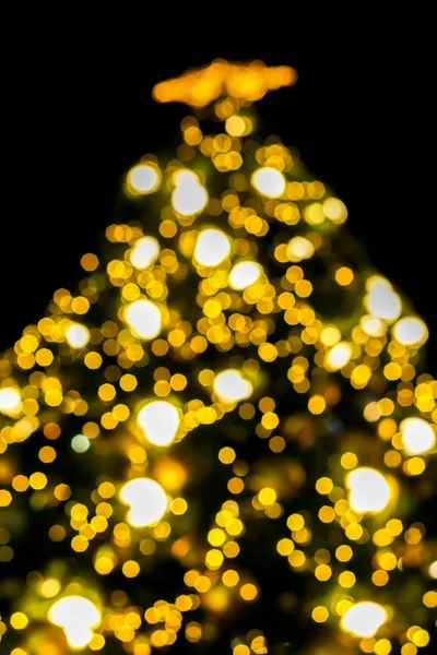 Spójrz Górę Widok Niewyraźne Bokeh Christmas Oświetlenia Choinkę Czarne Tło — Zdjęcie stockowe