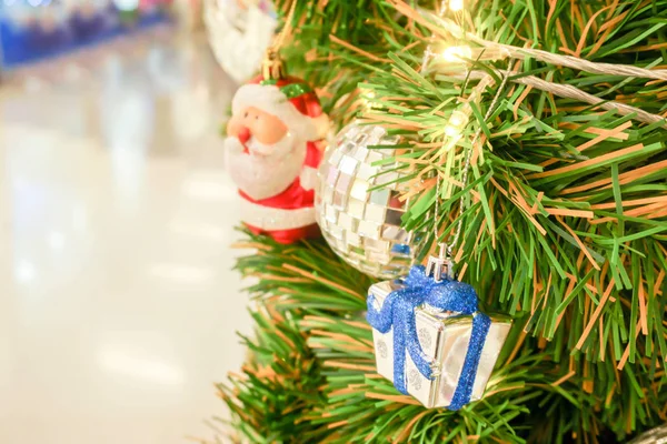 Санта Клаус Кришталевий Подарунковою Коробкою Різдвяними Вогнями Прикрашеними Сосновому Дереві — стокове фото