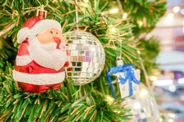 Closeup Santa Claus Kristallen Bol Met Een Geschenkdoos Kerstverlichting Versierd — Stockfoto