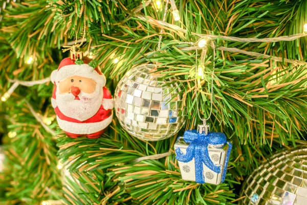Święty Mikołaj Kryształowe Kulki Pudełkiem Prezentów Lampki Świąteczne Urządzone Choince — Zdjęcie stockowe