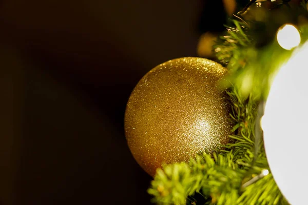 Closeup Gouden Kerstballen Versierd Dennenboom Kerstavond Zwarte Achtergrond — Stockfoto