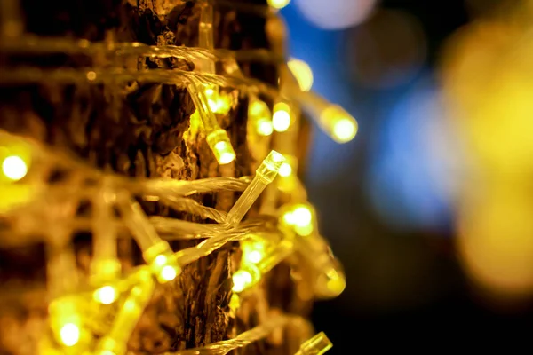 Primo Piano Luci Natale Illuminazione Refection Sull Albero Con Sfocato — Foto Stock