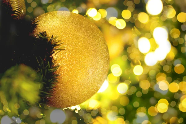 Closeup Golden Christmas Balls Decorated Pine Tree Christmas Day Blurry — Stock Photo, Image