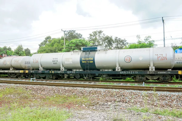 31 Říjen 2017, Lampang, Thajsko: ropný kontejnerový vlak zaparkovaný — Stock fotografie