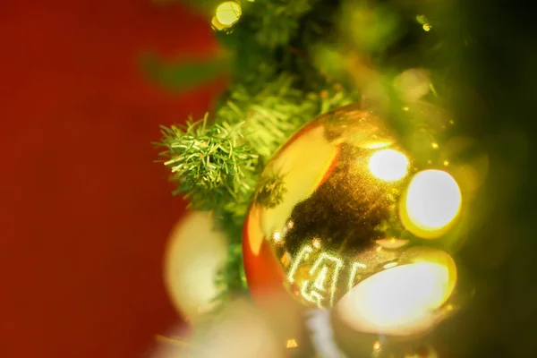 Zbliżenie Złote Kulki Świąteczne Ozdobione Sosny Boże Narodzenie Czerwone Tło — Zdjęcie stockowe