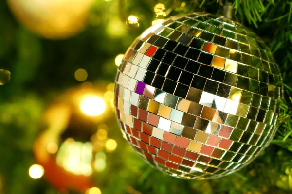 Closeup Kristallen Ballen Versierd Dennenboom Kerstavond Met Wazige Achtergrond Bokeh — Stockfoto