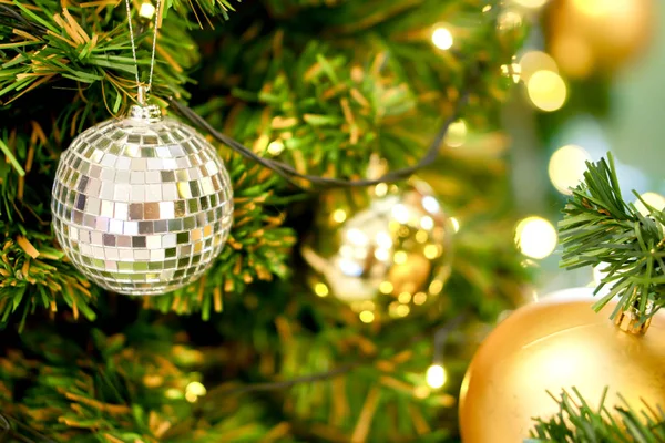 Kristallen Bal Gouden Kerstballen Versierd Dennenboom Kerstdag Met Wazige Achtergrond — Stockfoto