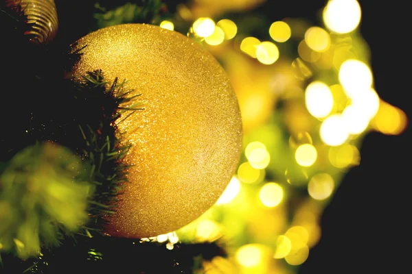 Κοντινό Πλάνο Χρυσά Μπάλες Χριστούγεννα Διακοσμημένα Πεύκο Νύχτα Των Χριστουγέννων — Φωτογραφία Αρχείου
