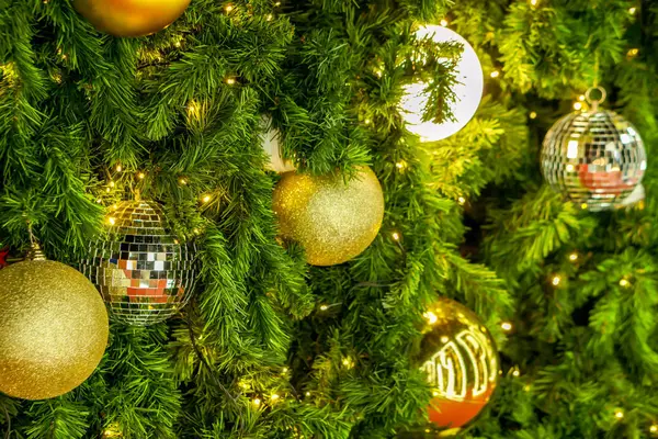 Vele Gouden Kerstballen Versierden Dennenboom Kerstdag — Stockfoto