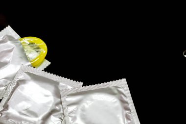 Gümüş paketler içinde prezervatif ve bir açık ürün ve kopyalama alanı