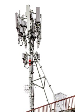 Binanın tepesinde antenleri olan iletişim kulesi beyaz arkaplanda izole edilmiş.