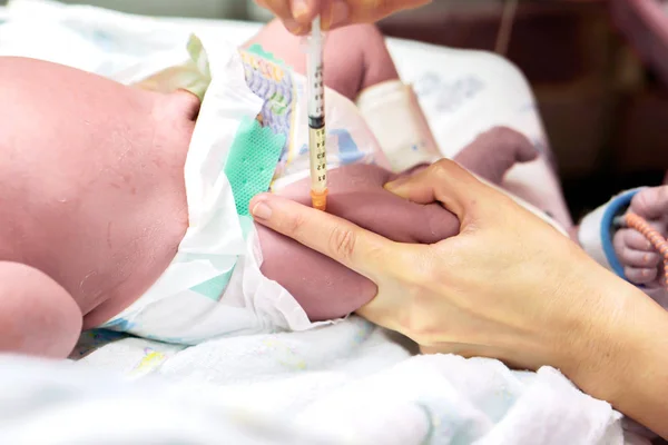 护士手的形象是用注射器逐渐给宝宝的腿注射疫苗 — 图库照片