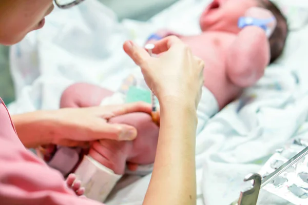 이미지는 간호사의 주사기를 점차적으로 아기의 다리를 — 스톡 사진