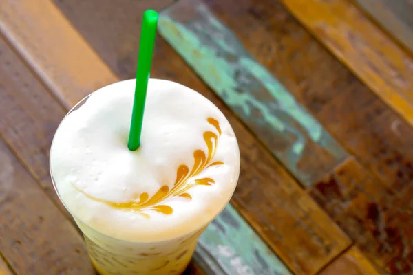Tampilan atas seni Latte di es buih susu Latte dan b kayu tua — Stok Foto