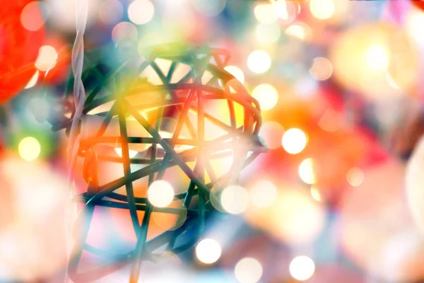 Lanterne Vimini Appese All Albero Natale Luci Riflesse Sfocate Bokeh — Foto Stock