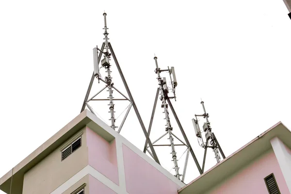 Communicatietoren Met Antennes Bovenkant Van Het Gebouw Isoleren Witte Achtergrond — Stockfoto