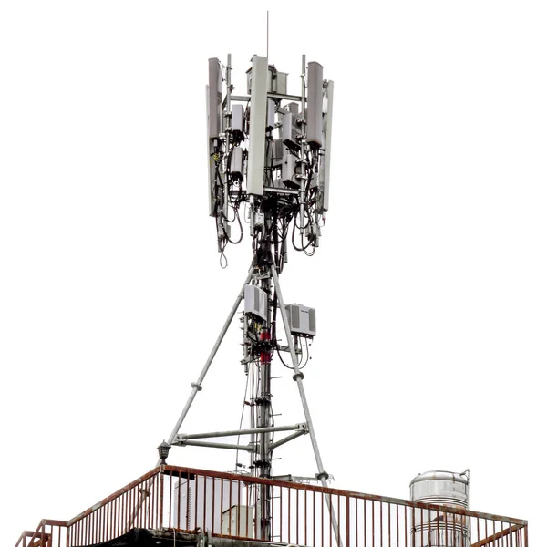 Torre Comunicación Con Antenas Parte Superior Del Edificio Aislado Sobre —  Fotos de Stock