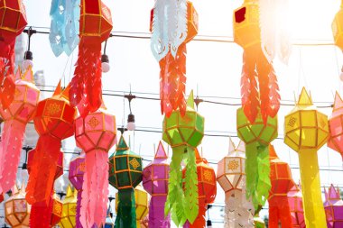 Yaklaş ve Tayland Lanna tarzı fenerlere bak. Yüz bin fener festivalinde tapınağın önüne asılacak. Lumphun, Tayland..