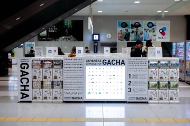 Osaka, Japonya-18 Ocak 2019 : Kansai Uluslararası Havaalanı'nda Gachapon otomatı. Gachapon Japonya'da popüler otomat makine dağıtılan kapsül oyuncaklar biridir.