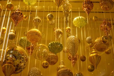 Modern görünümüne bakın ve süslü avize parlak altın sarısı ışıklar ile salonun tavanında asılı.