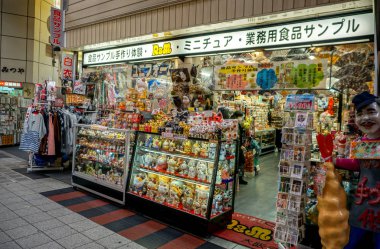 Osaka, Japonya, 16 Ocak 2019: Japon hediyelik eşya ve dekoratif ürünleri Tenjinbashisuji alışveriş caddesinde ve hediyelik eşya dükkanında satılıyor.,