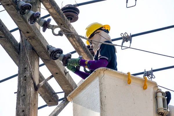 Eletricistas Trabalhando Teleférico Para Reparar Linha Energia Sob Luz Azul — Fotografia de Stock