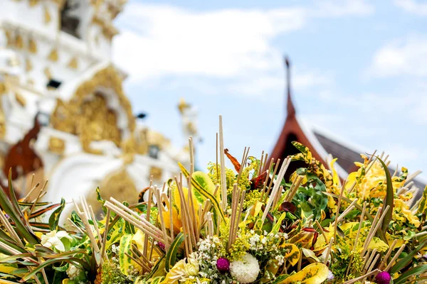 Fechar Colheitas Amontoado Flores Perfumadas Com Incenso Para Adoração Buda — Fotografia de Stock