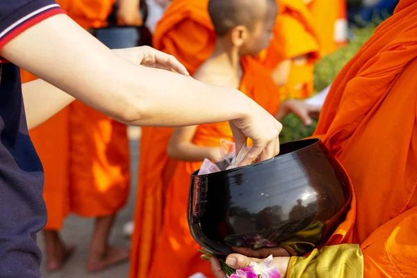 Dar Limosna Los Monjes Una Parte Importante Cultura Tailandia Una — Foto de Stock