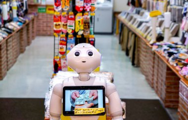 Osaka, Japonya, 16 Ocak 2019: Japon mağazasının önündeki yüksek teknoloji bilgisi ve reklam robotu. Bu robot ürünü tanımlayabilir ve satış personeli ile müşteri arasındaki iletişimi sağlayabilir..
