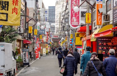 Osaka, Japonya, 18 Ocak 2019: Japon kentsel alanı ve renkli ve ilgi çekici Japon reklam tabelalarına sahip insanların manzarası.