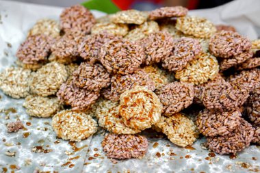 Yakın çekim Tayland usulü pirinç krakeri yığını 