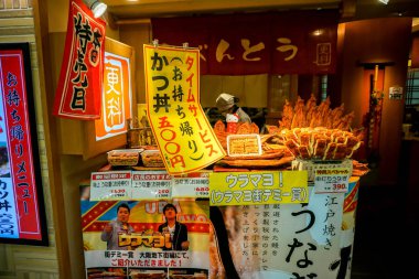 Osaka, Japonya, 14 Ocak 2019: Dev Japon ızgara yılan balığı (Anguilla japonica) restoranın ön tarafını ele geçirdi. Japon ızgara yılan balığı balığı lüks ve pahalı Japon yiyeceğidir..