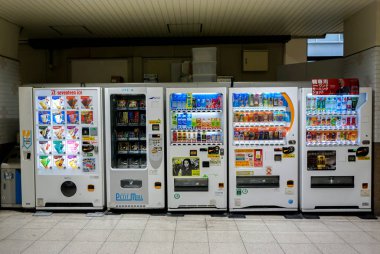 Kyoto, Japonya, 15 Ocak 2019::: Japonya 'da otomat sadece içecek ve sigara satmıyor, aynı zamanda dondurma külahı, küçük pasta ve pek çok şirketten çeşitli ürünler de satıyor..