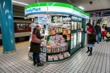 Nara, Japonya, 15 Ocak 2019 : Nara tren istasyonunda tam ürünle Family Mart'ın küçük marketi. Bu mini mart genellikle Japonya'da tren istasyonları ve yeraltı mevcuttur.