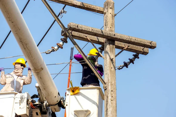 Closeup Eletricistas Trabalhando Teleférico Para Reparar Linha Energia Sob Luz — Fotografia de Stock