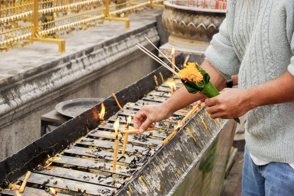 Fechar Cortar Mãos Mulher Asiática Segurando Uma Flor Incenso Cone — Fotografia de Stock