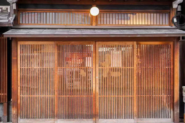 Closeup Starověké Dřevěné Dveře Malé Japonské Restaurace — Stock fotografie