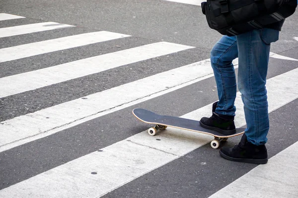 Primer Plano Piernas Adolescente Jugando Monopatín Carretera Del Parque Público — Foto de Stock