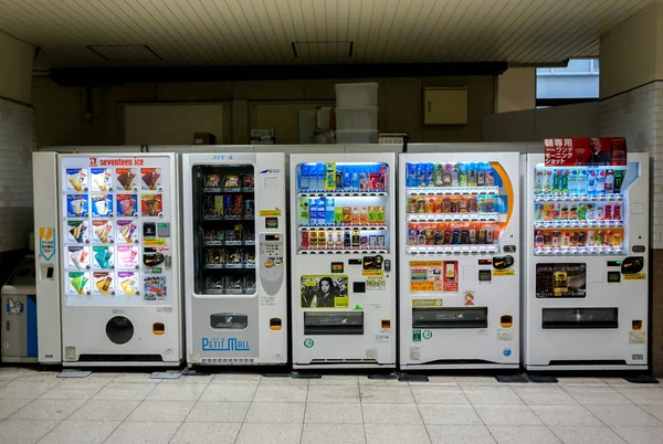 2019 일본의 자판기가 음료와 담배를 뿐만아니라 아이스크림 케이크 그리고 회사에서 — 스톡 사진