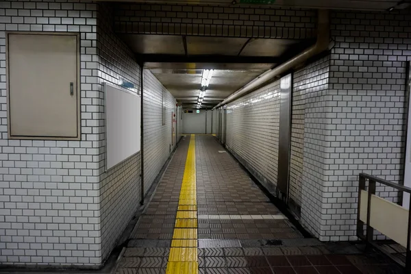 Vista Panorámica Interiores Camino Pie Estación Metro Osaka Medianoche Horrible —  Fotos de Stock