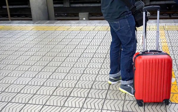 Closeup Πόδια Του Τουρίστα Μικρές Κόκκινες Αποσκευές Περιμένουν Για Μετρό — Φωτογραφία Αρχείου