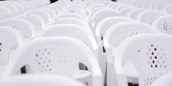 Mezuniyet Töreninde Öğrenciler Için Sıralı Üzerine Oturtun Kırpma Beyaz Plastik — Stok fotoğraf