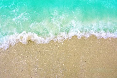 Işık dalgası ve güzel yeşil deniz. Sahildeki arka planda mesajlar için yer var...