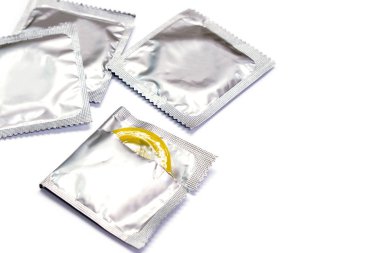 Prezervatif mühür paket ve beyaz arka plan üzerinde açılan izole.