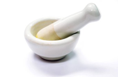 Beyaz arka planda kireç ya da seramik tarafından yapılan bitkiler ve beyaz havanlar..