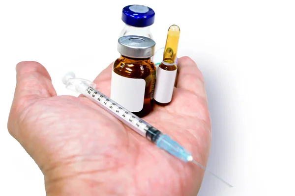 3Ml 白い背景に隔離された手に医療用針にプラスチック製の注射器を入れた薬の小瓶と瓶 — ストック写真
