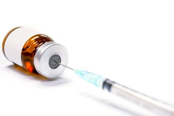 Closeup Medicamentos Injectáveis Frascos Selados Uma Seringa Médica Plástico Descartável — Fotografia de Stock